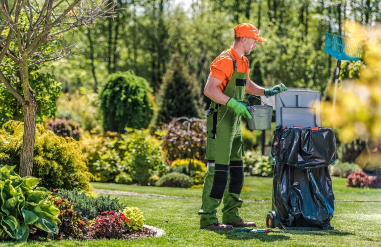 mężczyzna sprzątający ogród